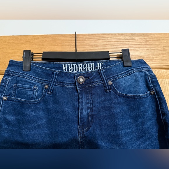 Women’s Hydraulic Dark Wash “Nolita” Mid-Rise Capri Jeans - Picture 3 of 6